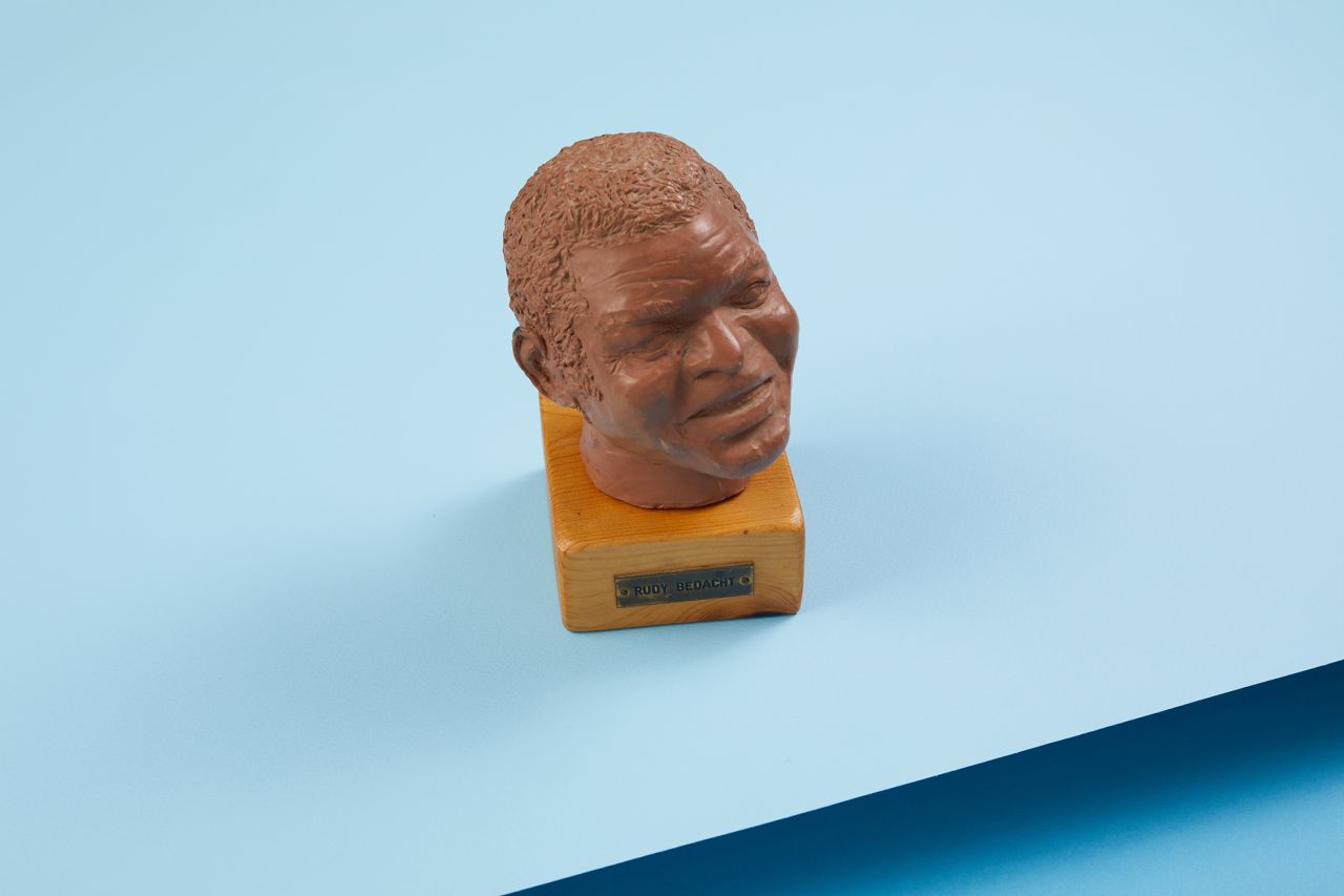 Een kleine buste van de dichter en muzikant die eigendom was van Bedacht zelf, maker onbekend